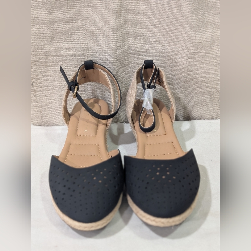 NEW Kelly & Katie Nala Short Wedge Closed Toe Sandals Womens Size 8M Black Woven